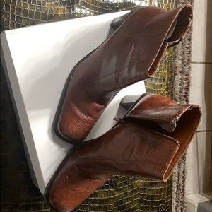 Excellent condition ankle boot!